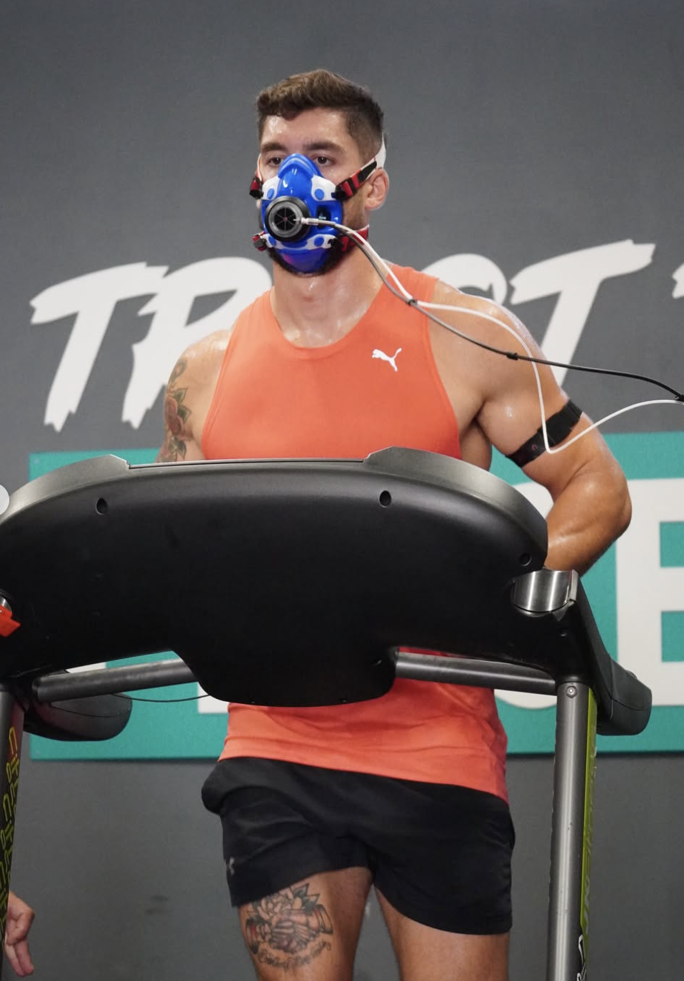Atleta con maschera metabolica durante un test su treadmill