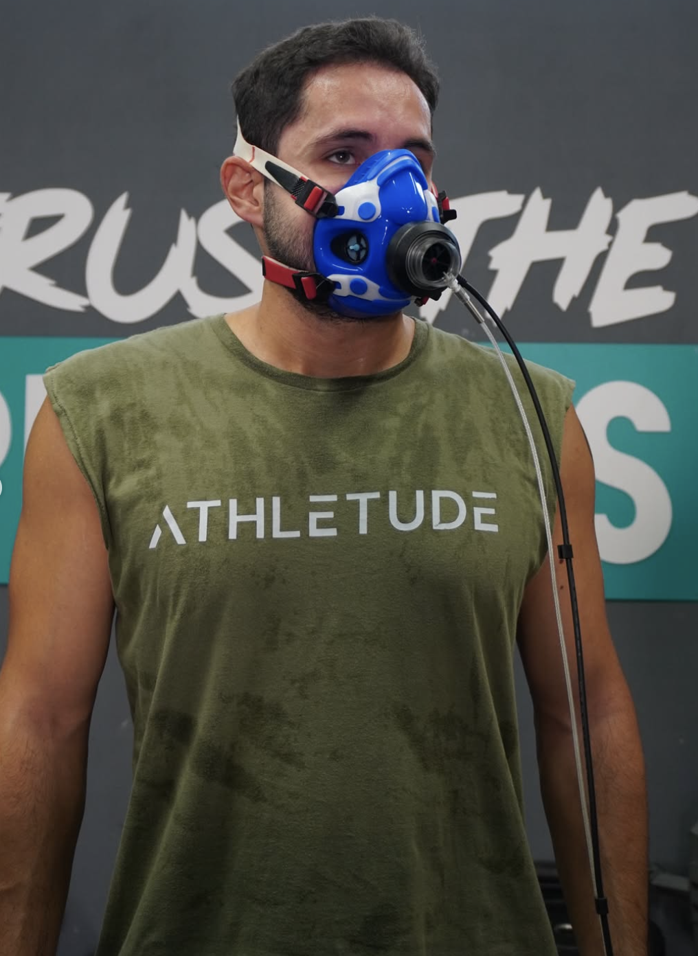 Atleta con maschera metabolica nel laboratorio Legacy Lab